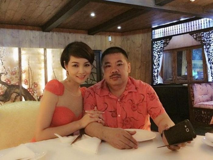 Nữ đạo diễn phim "Kiều" kể, chồng theo đuổi cô từ khi cô mới 16 tuổi. Tuy nhiên, lúc đó Mai Thu Huyền chỉ quan tâm đến học hành, không bận tâm chuyện tình cảm. Thế nhưng ông xã của Mai Thu Huyền vẫn kiên trì đến nhà cô hàng ngày, lấy lòng từ bố mẹ đến chị gái, em trai cô. Ảnh: Đời sống pháp luật