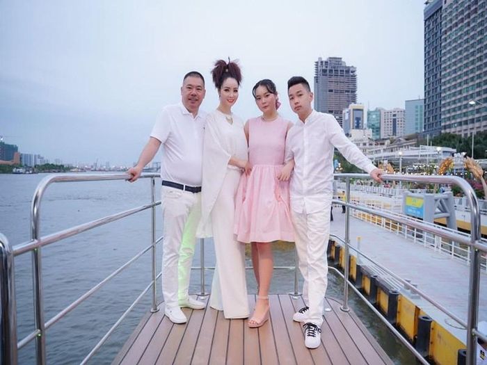 Vợ chồng Mai Thu Huyền có với nhau hai người con, con gái Huyền Anh 18 tuổi đang học lớp 12 và con trai Anh Kiệt 14 tuổi học lớp 8.