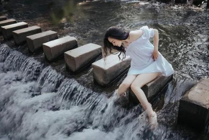 Hiền Thục chăm thay đổi phong cách ăn mặc thường ngày, có khi lại hóa "nàng bánh bèo" với váy suông màu trắng đậm phong cách gái 18.