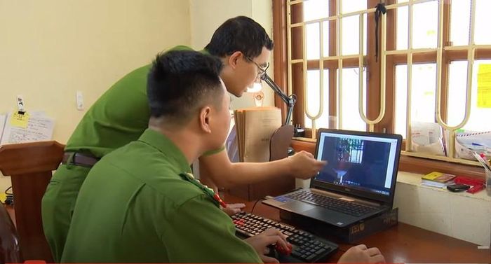Lực lương Công an kiểm tra chứng cứ trong một vụ trộm két sắt trên địa bàn TP Ninh Bình.