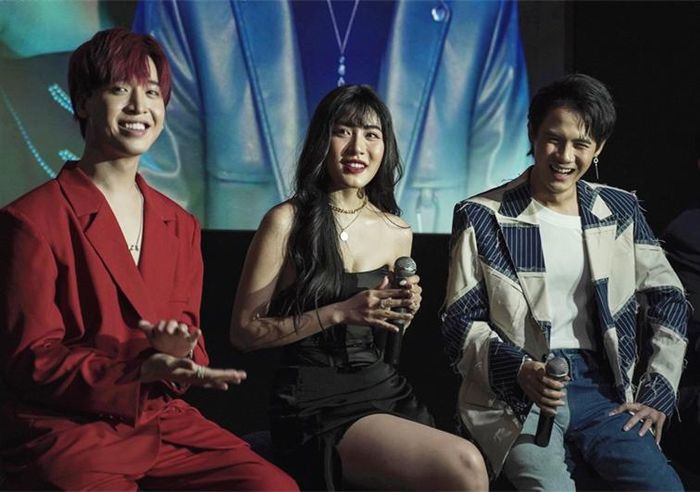 Sobe bên 2 bạn diễn trong MV tại buổi ra mắt.