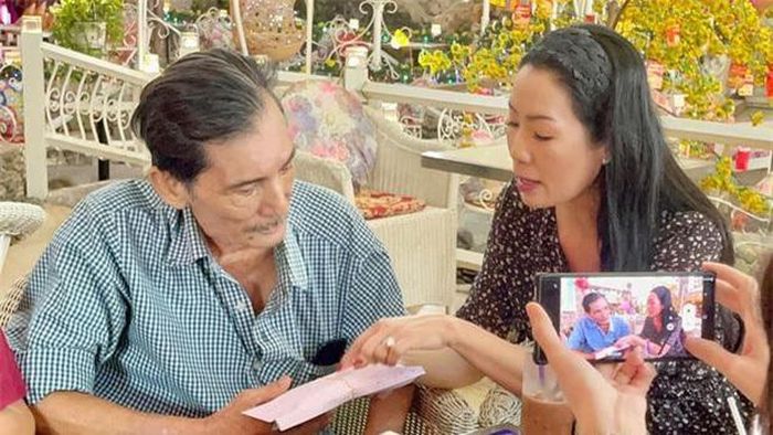 Trịnh Kim Chi trao tận tay số tiền kêu gọi quyên góp được cho nghệ sĩ Thương Tín. 