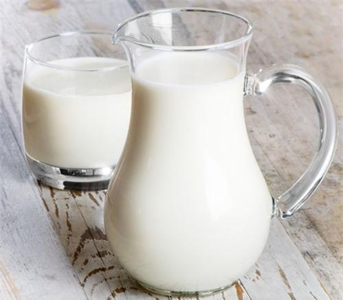 Thường xuyên uống sữa tươi là cách làm dài mi an toàn.