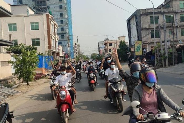 Nhiều người đổ xuống đường tham gia biểu tình bằng xe máy tại Myanmar. Ảnh: Facebook
