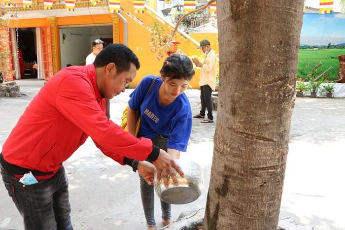 Người Khmer quan niệm rửa mặt bằng nước do các nhà sư ban tặng sẽ được bình an.
