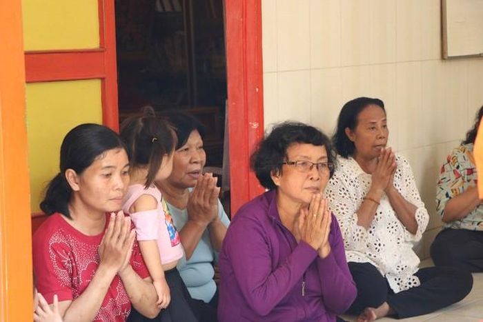 Nhiều người Khmer đến chùa Chantarangsay làm lễ để cầu may mắn, cầu phúc, cầu tình duyên trong năm mới.