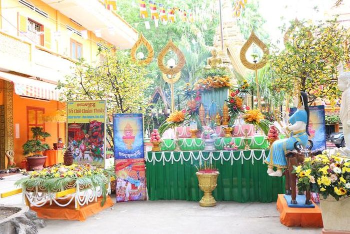 Chùa Chantarangsay trang trí khuôn viên chùa cho những nghi lễ đón Tết của bà con Khmer ở TP.HCM và ở các địa phương lân cận.