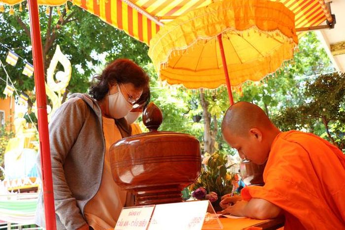 Người dân đăng ký cầu an.