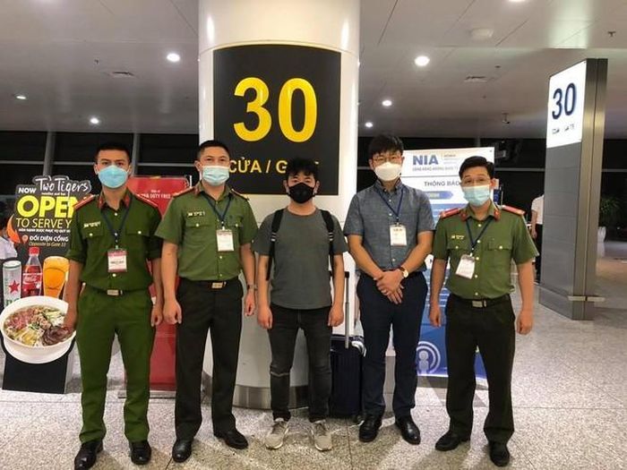 Cơ quan Công an bàn giao đối tượng truy nã cho Cảnh sát Hàn Quốc