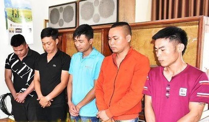 5 đối tượng bị bắt quả tang khi đang đánh liêng ăn tiền.