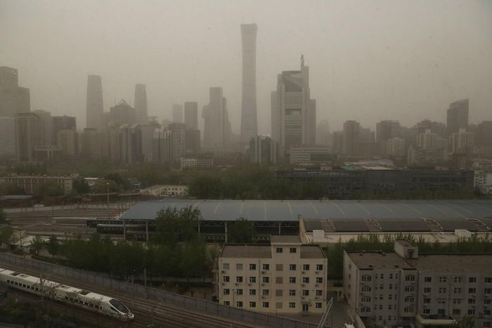 Các tòa nhà ở khu thương mại trung tâm Bắc Kinh bị cát và bụi bao phủ vào ngày 15/4. Ảnh: Reuters. 