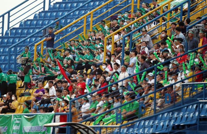 Các CĐV trên khán đài giúp trận chung kết thêm quyết liệt. Ảnh: Anh Đồng