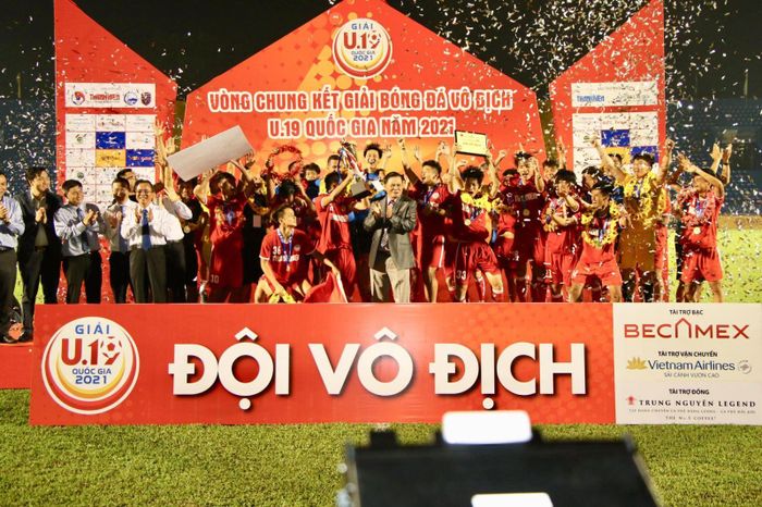 PVF bảo vệ thành công chức vô địch U19 QG trên sân Gò Đậu tối 15/4. Ảnh: Anh Đồng