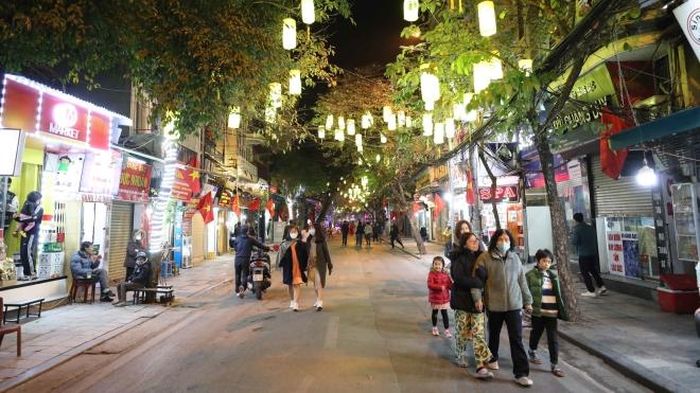 Người dân trải nghiệm phố đi bộ mới được mở rộng. Ảnh: Thanh Tùng - TTXVN