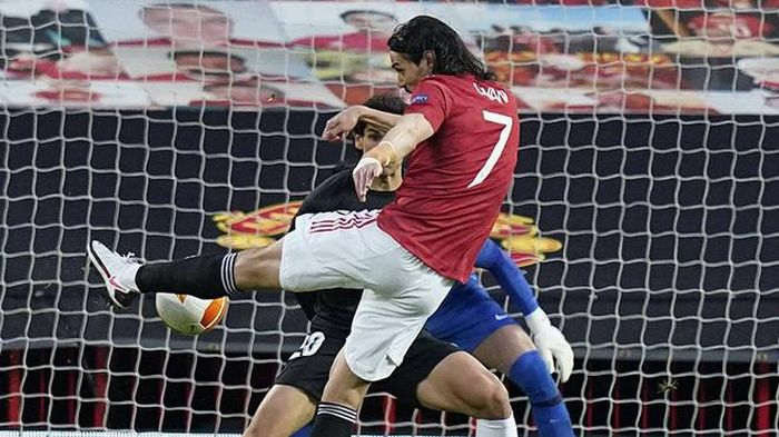Pha volley mở tỷ số của Cavani trước Granada