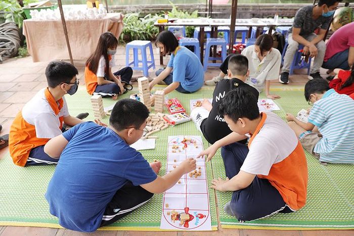 Các em nhỏ tham gia trò chơi dân gian ô ăn quan