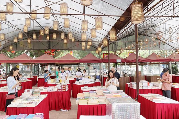 Những gian trưng bày sách được thiết kế và sắp đặt đầy tính nghệ thuật, bao quanh khu vực Hồ Văn để tạo thành những không gian văn hóa Hà Nội xưa qua các thời kỳ