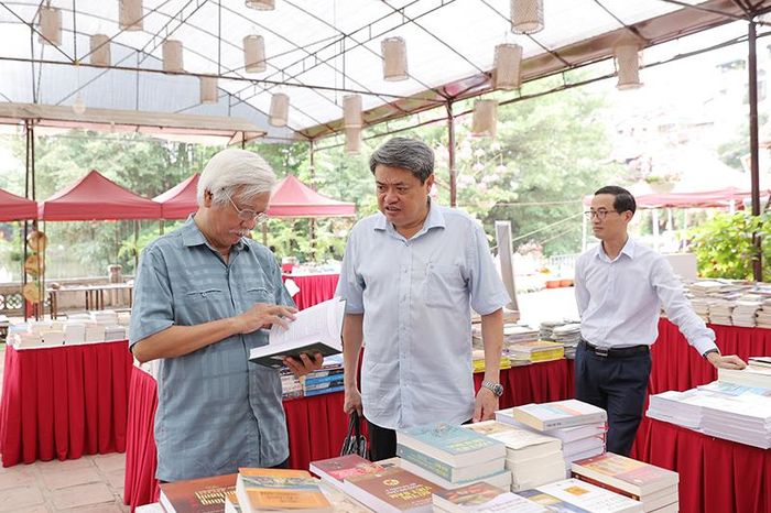 Nhà Sử học Dương Trung Quốc và Phó Viện trưởng Viện Việt Nam học, cố vấn của chương trình - ông Hà Huy Chiến