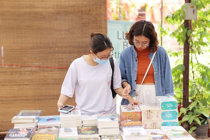 Độc giả tại khu trưng bày và bán sách