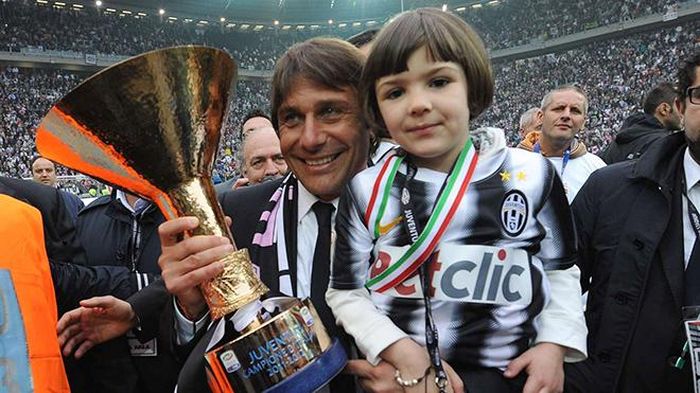 Conte và con gái ăn mừng Scudetto 2012 của Juve, Cúp vô địch đầu tiên sau 9 năm. 9 năm sau, Conte đang đưa Inter đến Scudetto sau 11 năm
