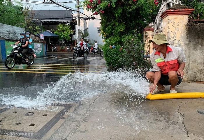Người dân phải dùng máy bơm hút nước ra ngoài.