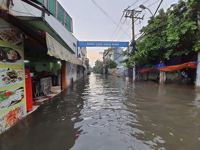 Nhiều đoạn đường ở TP HCM ngập nước.