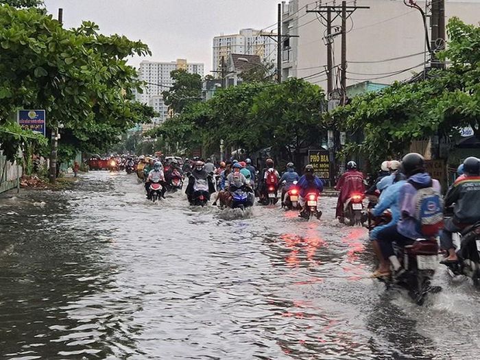 Việc đi lại của người dân gặp khó khăn.