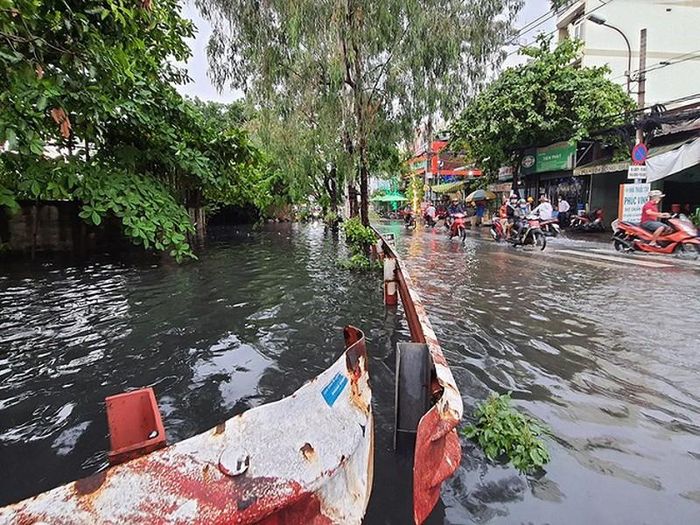 Nước từ kênh tràn lên mặt đường.