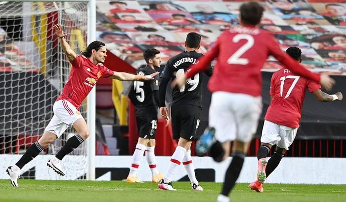 Cavani ăn mừng bàn thắng đẹp mắt