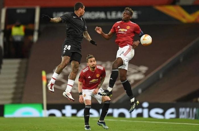 Pogba hoạt động năng nổ và liên tục phải nằm sân
