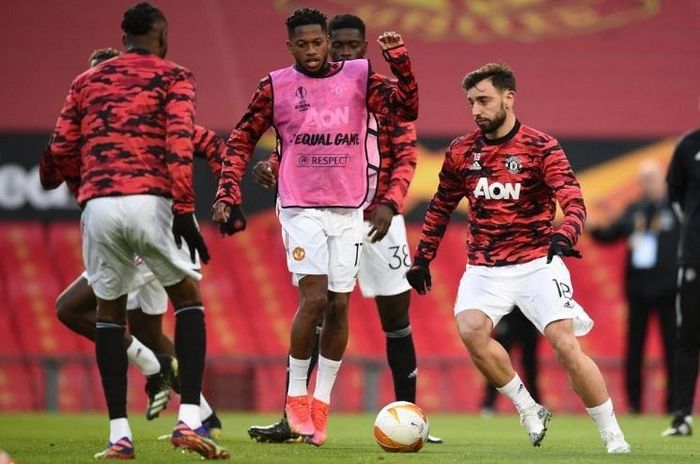 Pogba sẽ mang băng thủ quân MU