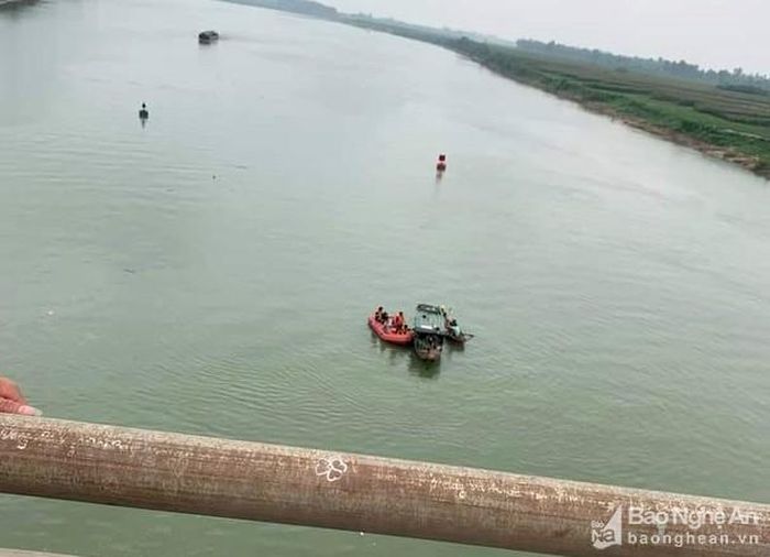 Lực lượng chức năng tìm kiếm cứu hộ trên sông. Ảnh: Huy Thư