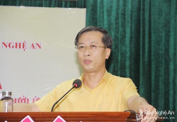 Ông Nguyễn Đức Thành - Phó Chủ tịch Ủy ban MTTQ Việt Nam tỉnh báo cáo kết quả lấy ý kiến nhận xét, tín nhiệm cử tri nơi cư trú đối với những người giới thiệu ứng cử đại biểu Quốc hội khóa XV và dự kiến danh sách chính thức những người ứng cử đại biểu Quốc hội. Ảnh: Mai Hoa