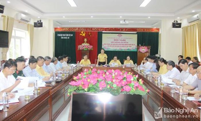 Chiều 16/4, Ủy ban MTTQ Việt Nam tỉnh tổ chức Hội nghị hiệp thương lần thứ ba để lựa chọn, lập danh sách những người đủ tiêu chuẩn ứng cử đại biểu Quốc hội khóa XV, nhiệm kỳ 2021 - 2026. Đồng chí Võ Thị Minh Sinh - Ủy viên Ban Thường vụ Tỉnh ủy, Chủ tịch Ủy ban MTTQ tỉnh chủ trì hội nghị. Ảnh: Mai Hoa