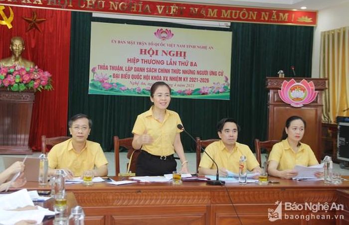 Đồng chí Võ Thị Minh Sinh - Ủy viên Ban Thường vụ Tỉnh ủy, Chủ tịch Ủy ban MTTQ tỉnh điều hành thảo luận tại hội nghị. Ảnh: Mai Hoa