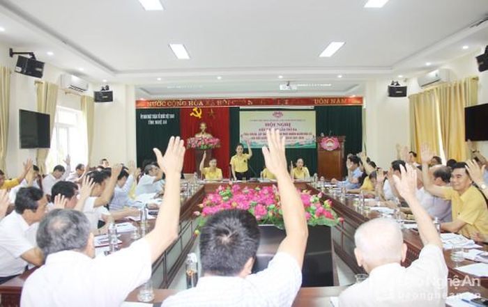 Các đại biểu tham gia hội nghị biểu quyết thống nhất danh sách chính thức những người ứng cử đại biểu Quốc hội. Ảnh: Mai Hoa