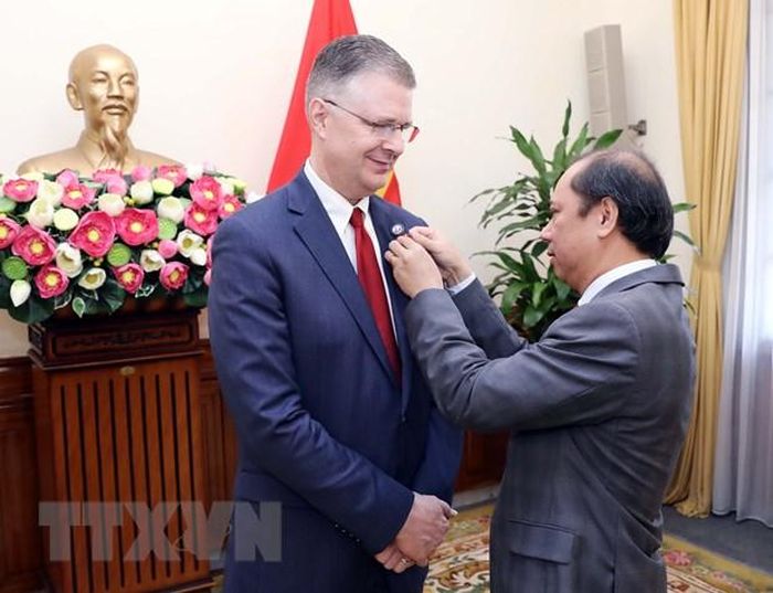 Thứ trưởng Bộ Ngoại giao Nguyễn Quốc Dũng trao Huân chương Hữu nghị cho Đại sứ Hợp chúng quốc Hoa Kỳ tại Việt Nam Daniel J.Kritenbrink. (Ảnh: Phạm Kiên/TTXVN)