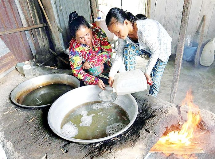 Nấu nước thốt nốt khoảng 4 tiếng là cô đặc lại thành đường