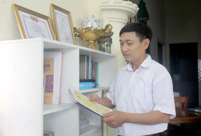 Nghệ sĩ Hoàng Tiến Điểm xem lại các kịch bản đã được dàn dựng, phát sóng trên VTV