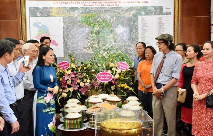 18 cặp bánh chưng, bánh dầy có kích cỡ đặc biệt được đoàn dâng cúng Tổ tiên.
