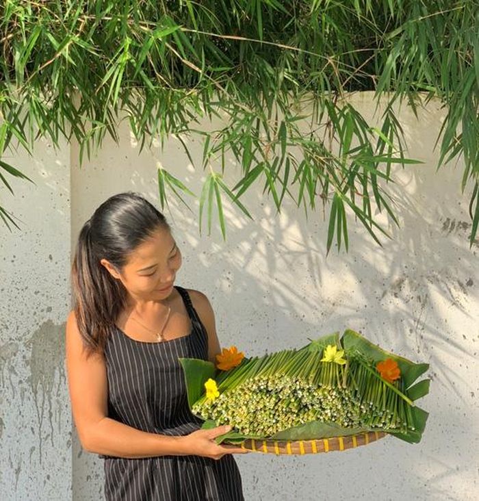 Nguyễn Minh Châu với sản phẩm ống hút cỏ bàng do công ty sản xuất