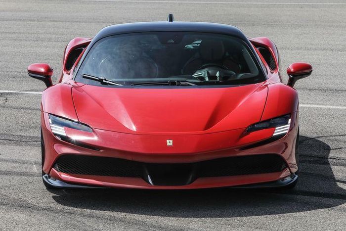  So với những mẫu siêu xe khác của Ferrari, SF90 Stradale có ngoại hình thanh thoát và hiện đại hơn đáng kể. Mẫu hypercar không có quá nhiều đường nét tạo điểm nhấn ở phần đầu cũng như 2 bên thân. 