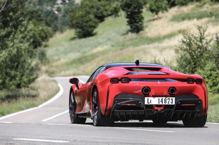  Theo Caranddriver, SF90 Stradale có mức giá khởi điểm tại Mỹ là 511.000, chưa bao gồm các trang bị tùy chọn. Dự đoán, mẫu siêu xe mới của ông Cường khi về đến Việt Nam có thể ngốn khoảng 50-60 tỷ đồng, bao gồm giá bán và chi phí đăng ký ra biển cá nhân. Những mẫu siêu xe đủ khả năng thách thức Ferrari SF90 Stradale có thể kể đến Lamborghini Aventador SVJ hay McLaren 765LT. 