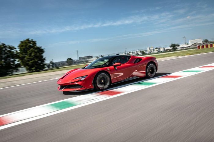  Với chế độ lái thuần điện eDrive, cụm pin dung lượng 7,9 kWh của SF90 Stradale cung cấp khả năng di chuyển khoảng 25 km khi được sạc đầy. Trong khi đó, chế độ Qualify sẽ tận dụng toàn bộ sức mạnh của động cơ và hệ thống mô-tơ điện để Ferrari SF90 Stradale thể hiện tốc độ trong các trường đua. 