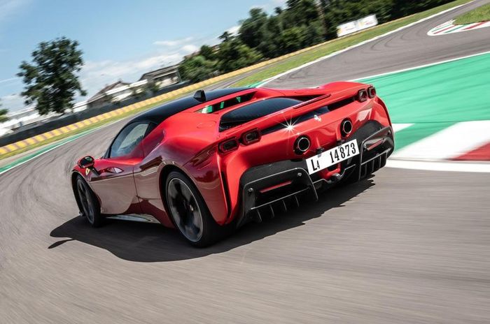  Bên cạnh hiệu năng đáng nể, Ferrari cung cấp cho SF90 Stradale 4 chế độ vận hành để người lái có thể sử dụng trong những điều kiện di chuyển khác nhau. Đó là eDrive, Hybrid, Performance và Qualify. 