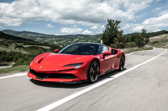  Ferrari SF90 Stradale được giới thiệu cách đây gần 2 năm và trở thành cái tên được săn đón bởi những người chơi siêu xe trên thế giới với khả năng vận hành ấn tượng và ngôn ngữ thiết kế mới từ thương hiệu Ngựa chồm. 