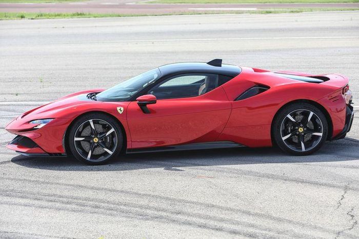  Kích thước dài x rộng x cao của SF90 Stradale lần lượt là 4.710 x 1.972 x 1.186 mm, chiều dài cơ sở đạt 2.650 mm. Khối lượng khô của siêu xe ở mức 1.570 kg, cho tỷ lệ khối lượng/công suất đạt 1,57 kg/mã lực. Ferrari cho biết xe có tỷ lệ phân bổ khối lượng ở cầu trước và sau là 45% và 55%. 