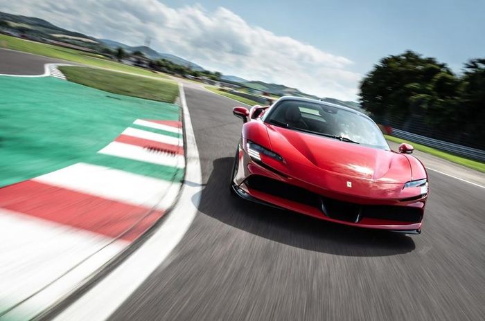  Mẫu hypercar thương mại mạnh nhất của Ferrari sử dụng hộp số 8 cấp ly hợp kép với công nghệ chia sẻ từ xe đua F1, đi cùng hệ dẫn động e4WD có vi sai điện tử. SF90 Stradale có khả năng tăng tốc 0-100 km/h trong 2,5 giây và 0-200 km/h mất 6,7 giây. Vận tốc tối đa của xe là 340 km/h. 