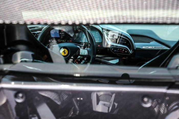  Theo tìm hiểu, khách hàng khi chọn mua SF90 Stradale sẽ được Ferrari cung cấp một loạt mục tùy chọn cá nhân. Danh sách có thể kể màu sơn ngoại thất, màu mui xe, nắp khoang động cơ carbon, kiểu la-zăng cùng màu kẹp phanh, ốp carbon các chi tiết khí động học, màu ống xả, màu da nội thất, kiểu ghế ngồi, ốp trang trí carbon cho khoang lái... 