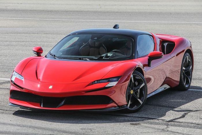  Trao đổi với Zing, đại diện Ferrari Việt Nam không tiết lộ các option ông Cường lựa chọn vì lý do bảo mật khách hàng. Hãng siêu xe Italy cũng giữ bí mật về mức giá của chiếc SF90 Stradale của doanh nhân này. Trước đó, đã có 2 chiếc Ferrari SF90 Stradale màu đỏ được nhập về Việt Nam bởi đơn vị tư nhân nhưng bộ đôi này vẫn chưa xuất hiện trên đường phố. 